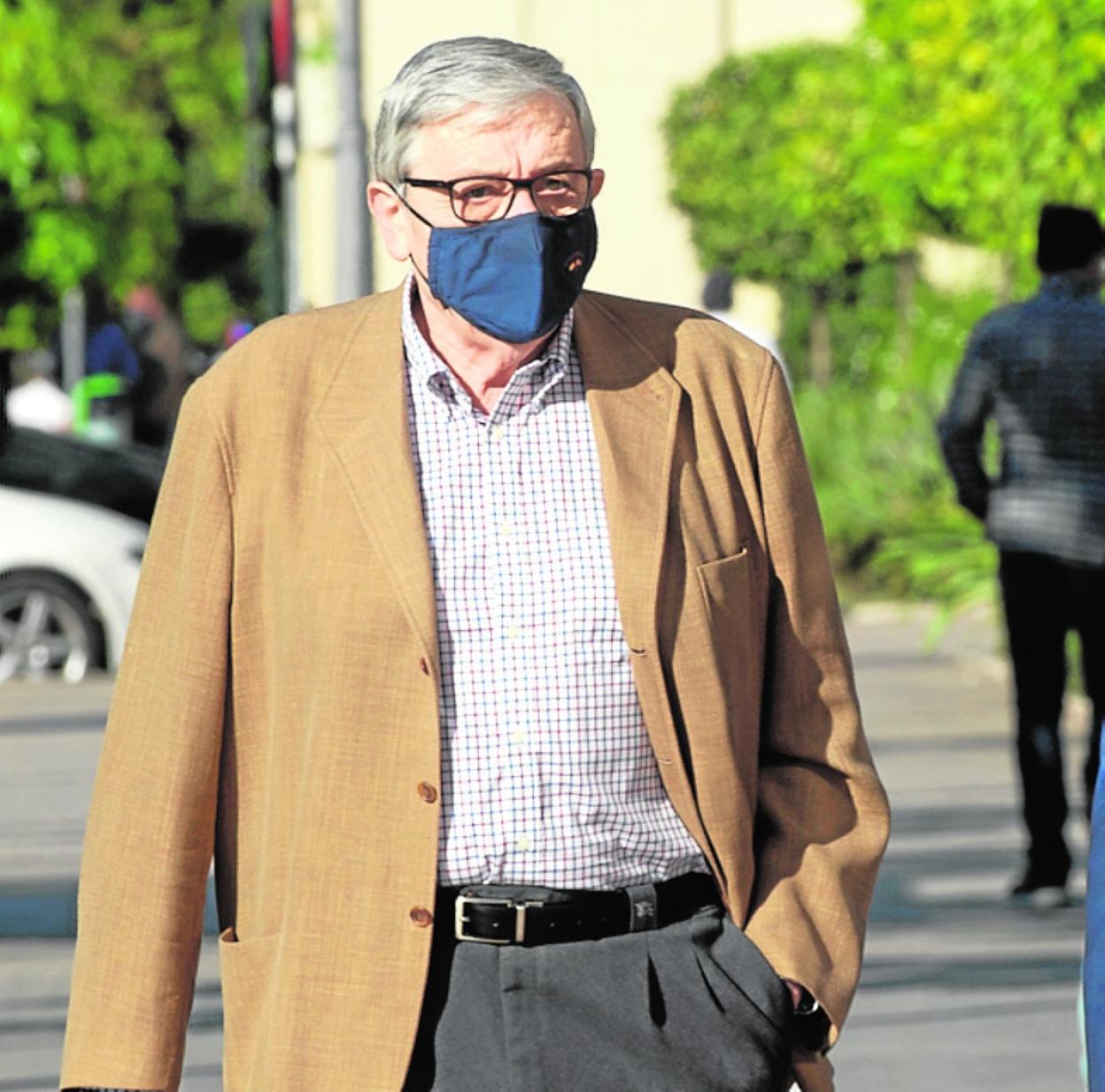 Manuel Hurtado, llegando ayer a la Audiencia. 