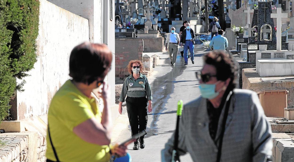 Una vigilante de seguridad realiza una batida por el cementerio de Los Remedios, para controlar que se cumplen las medidas de distanciamiento social. 