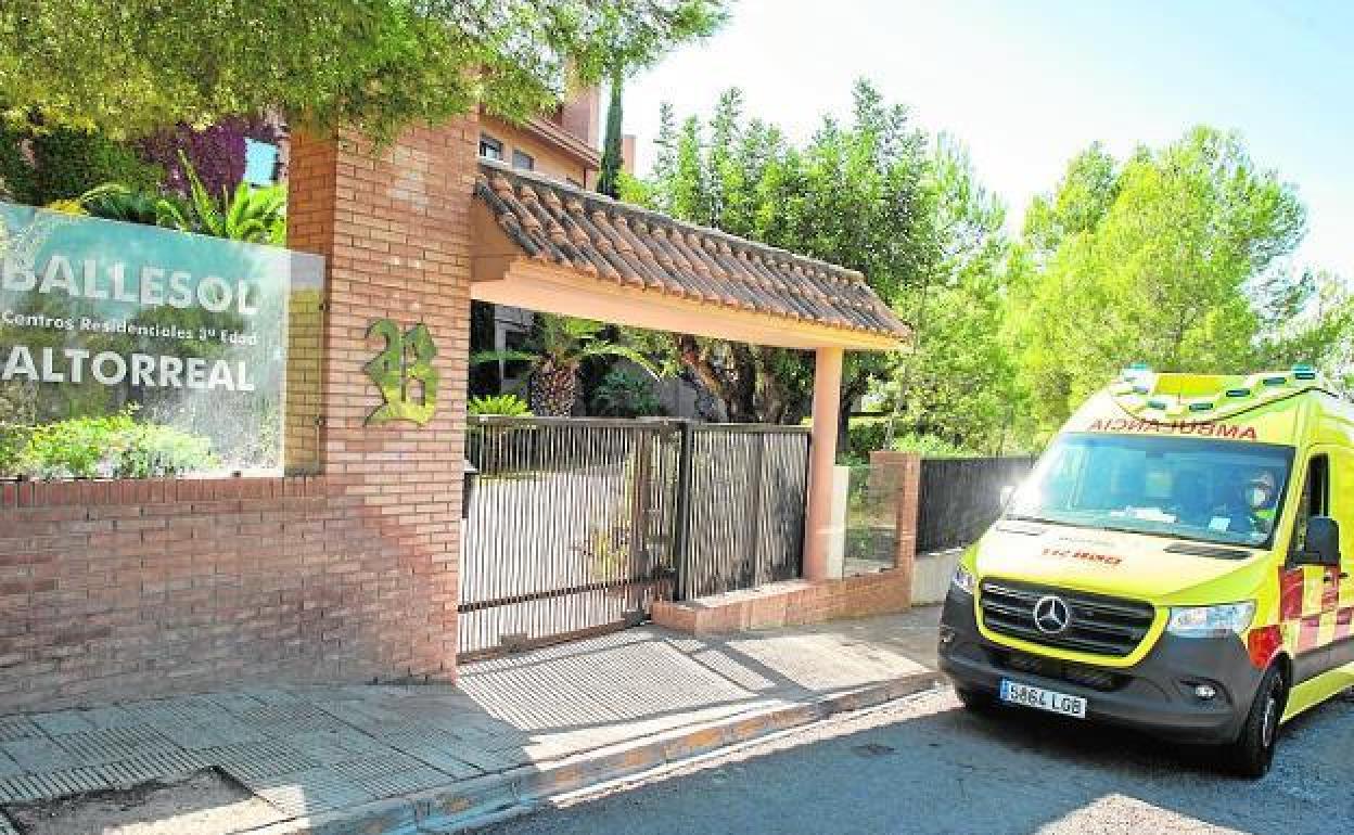 Una ambulancia aguarda a la entrada de la residencia Ballesol en una foto de archivo.