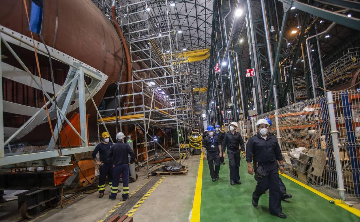 Trabajadores en los submarinos S-80 en Navantia.