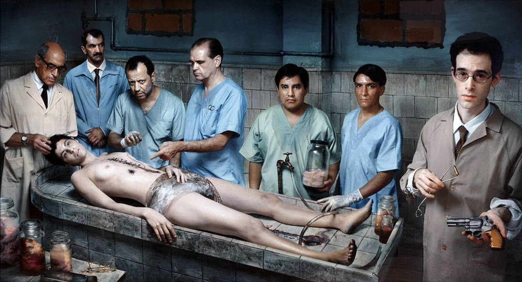 'La autopsia'. Icónica fotografía del argentino Marcos López en la que se muestra en primer término el arma con el que falleció la difunta. 