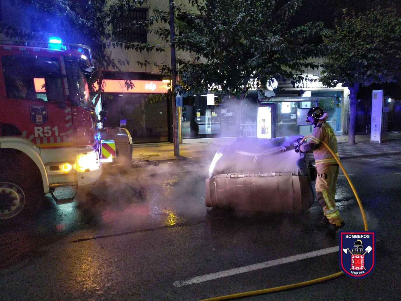 Fotos: Los bomberos apagan seis contenedores y dos coches quemados en Murcia