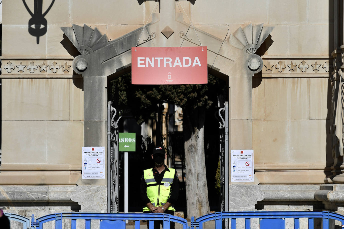 Fotos: El Día de Todos los Santos transcurre con normalidad en el cementerio de Espinardo