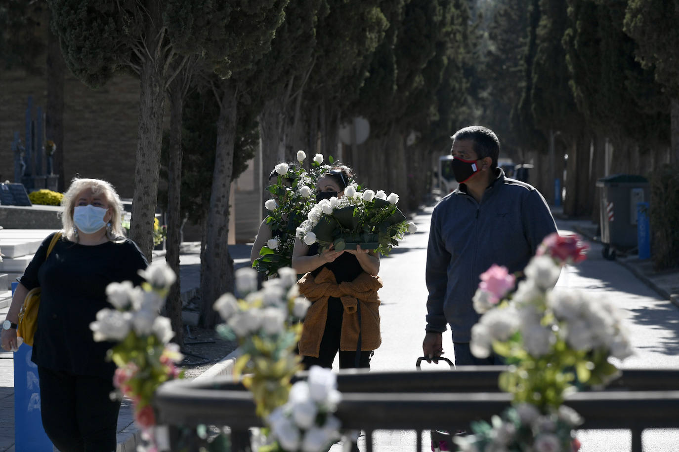 Fotos: El Día de Todos los Santos transcurre con normalidad en el cementerio de Espinardo