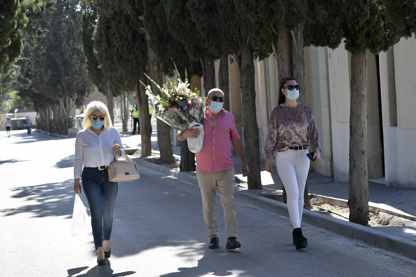 Fotos: El Día de Todos los Santos transcurre con normalidad en el cementerio de Espinardo