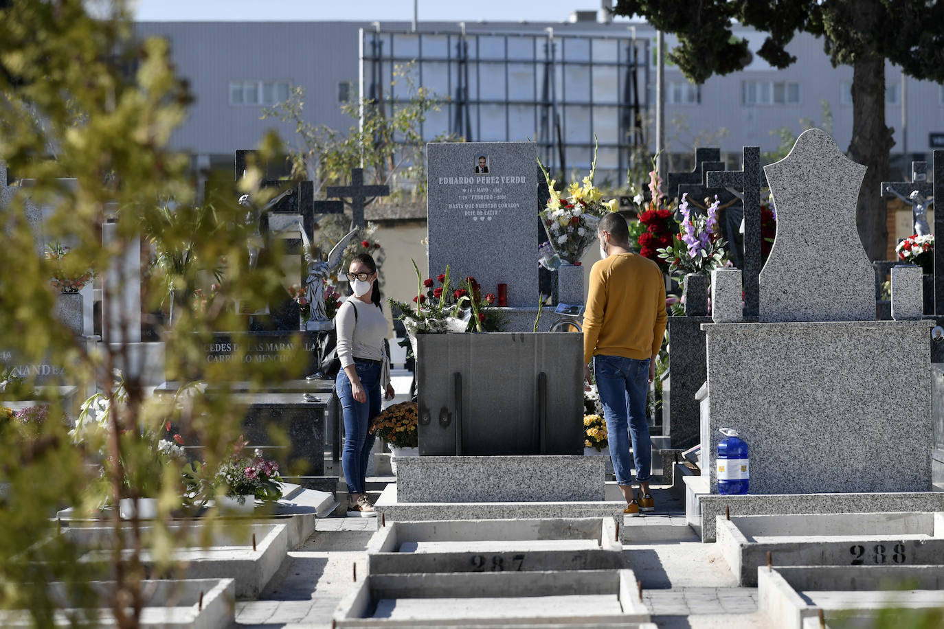 Fotos: El Día de Todos los Santos transcurre con normalidad en el cementerio de Espinardo