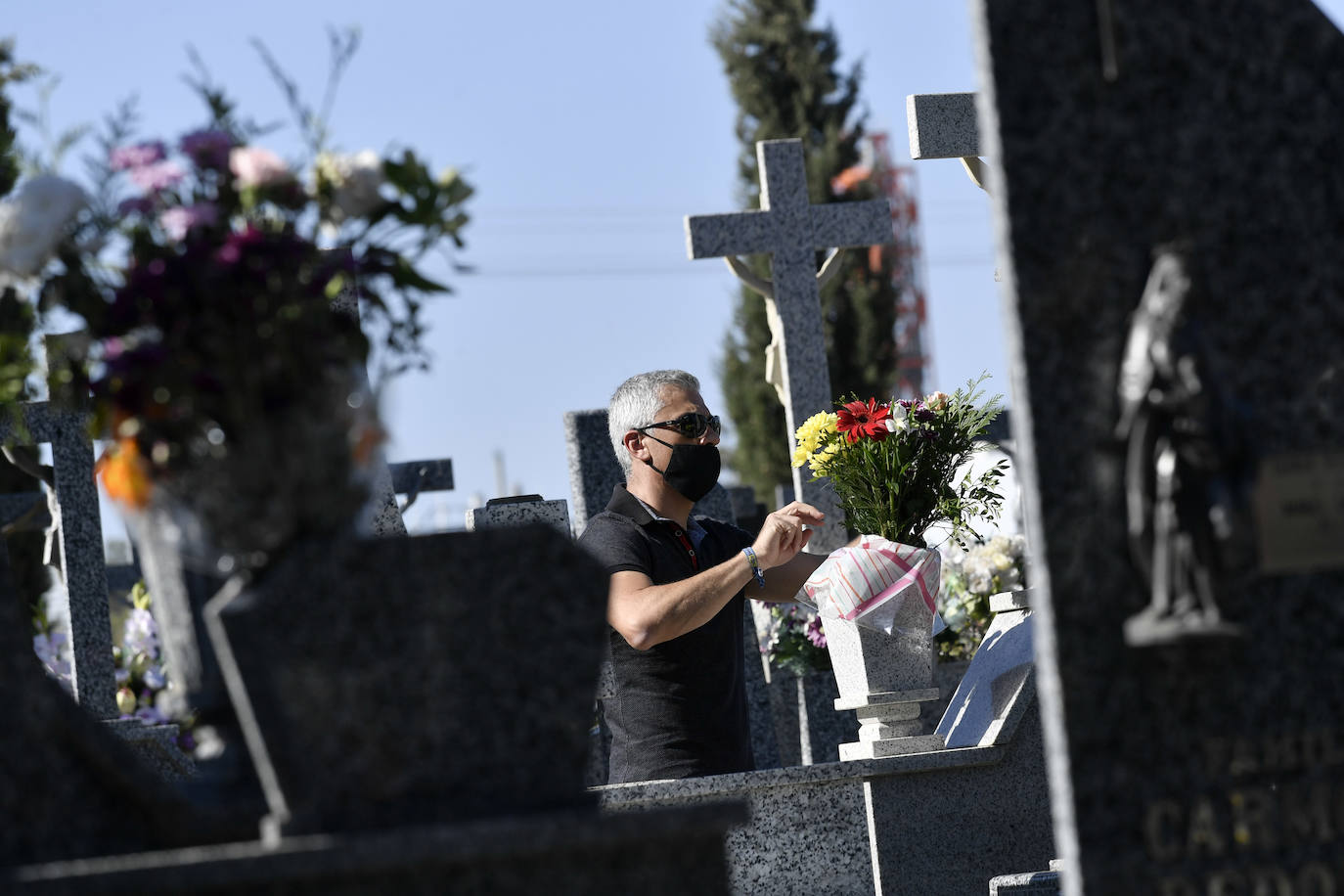 Fotos: El Día de Todos los Santos transcurre con normalidad en el cementerio de Espinardo