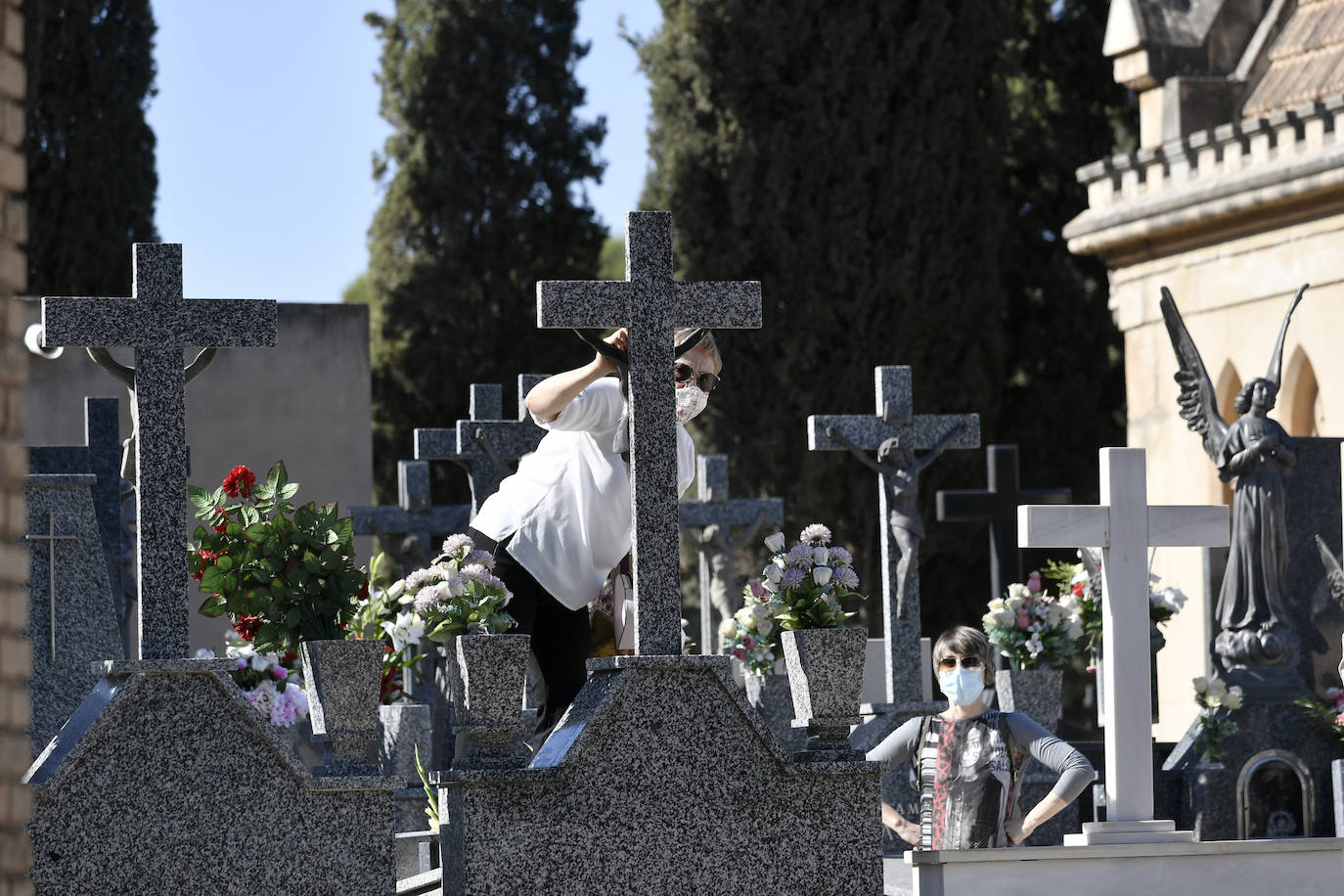 Fotos: El Día de Todos los Santos transcurre con normalidad en el cementerio de Espinardo