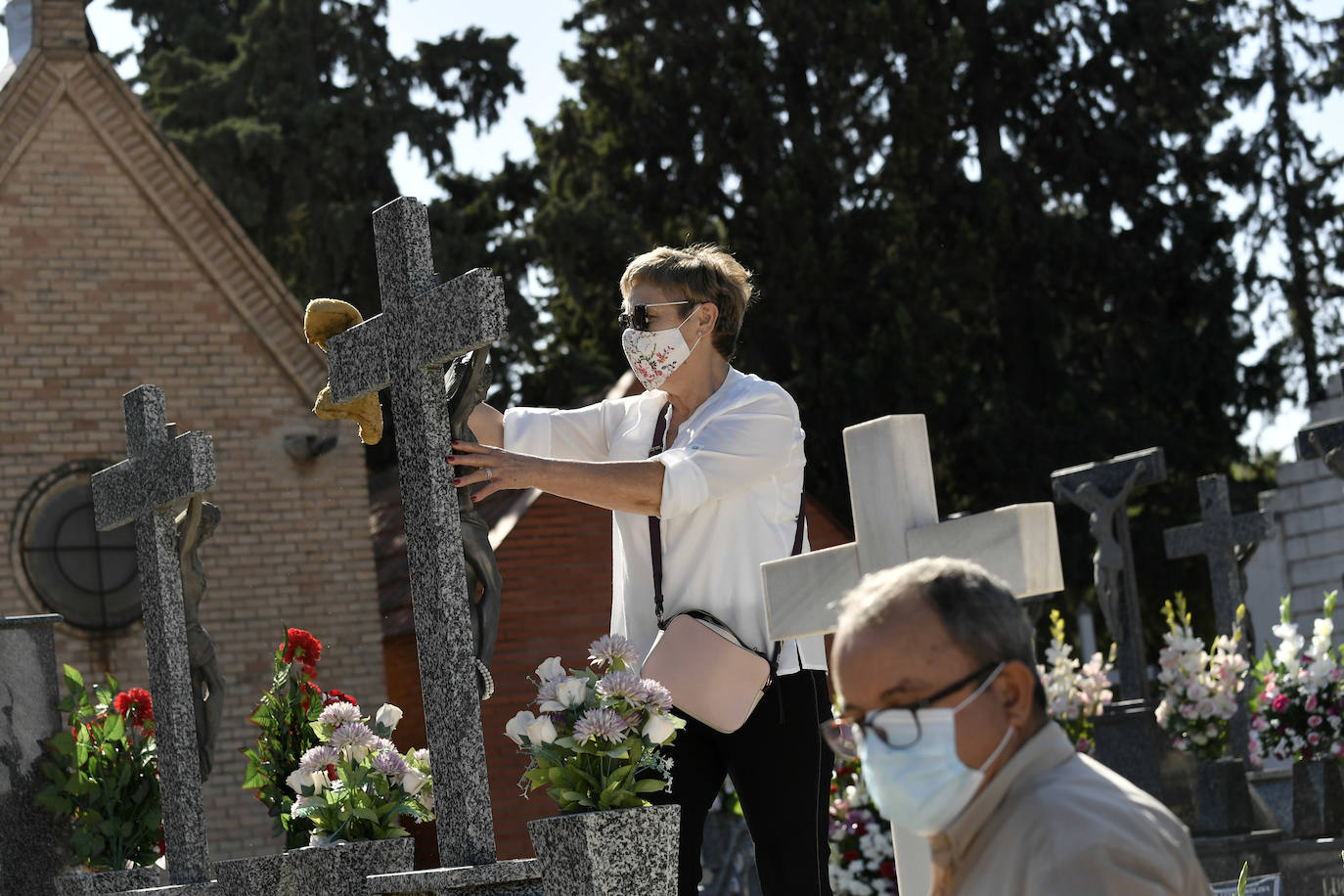 Fotos: El Día de Todos los Santos transcurre con normalidad en el cementerio de Espinardo