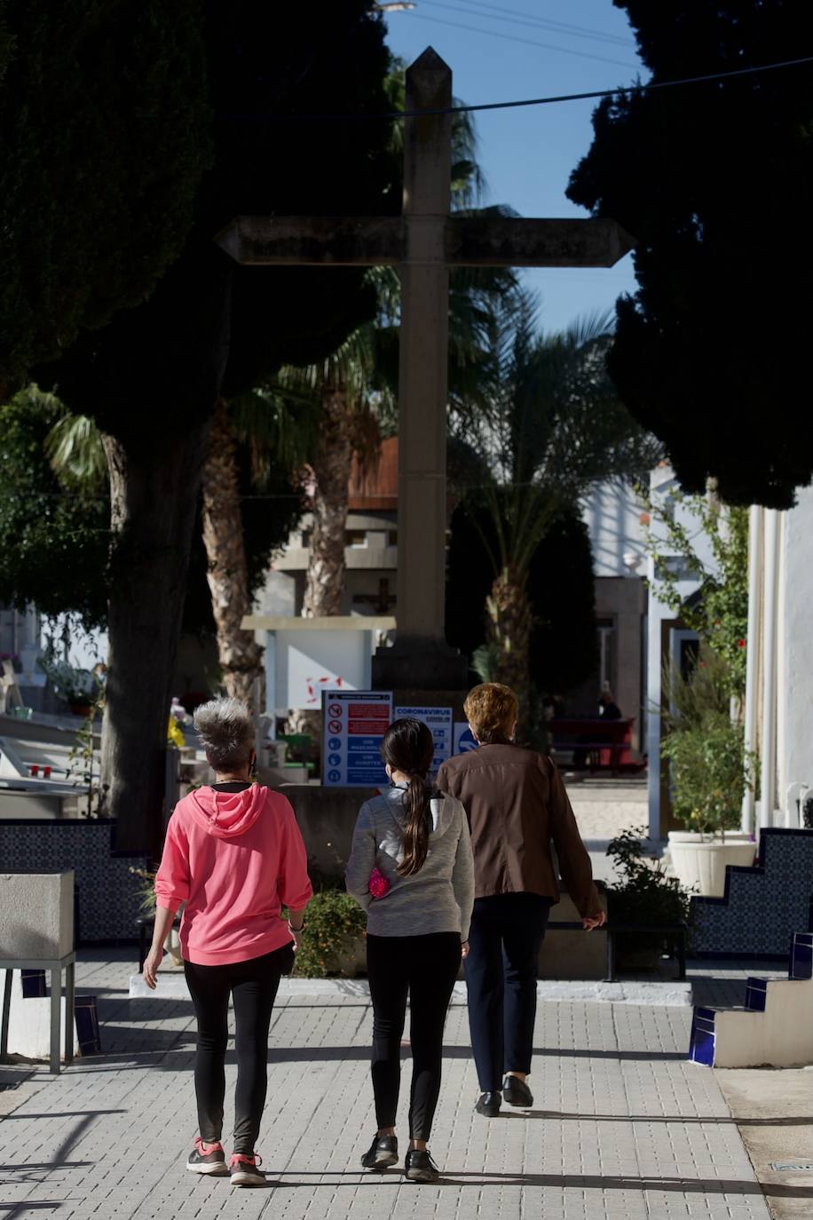 Fotos: Visitas a &#039;cuentagotas&#039; en los cementerios de Murcia