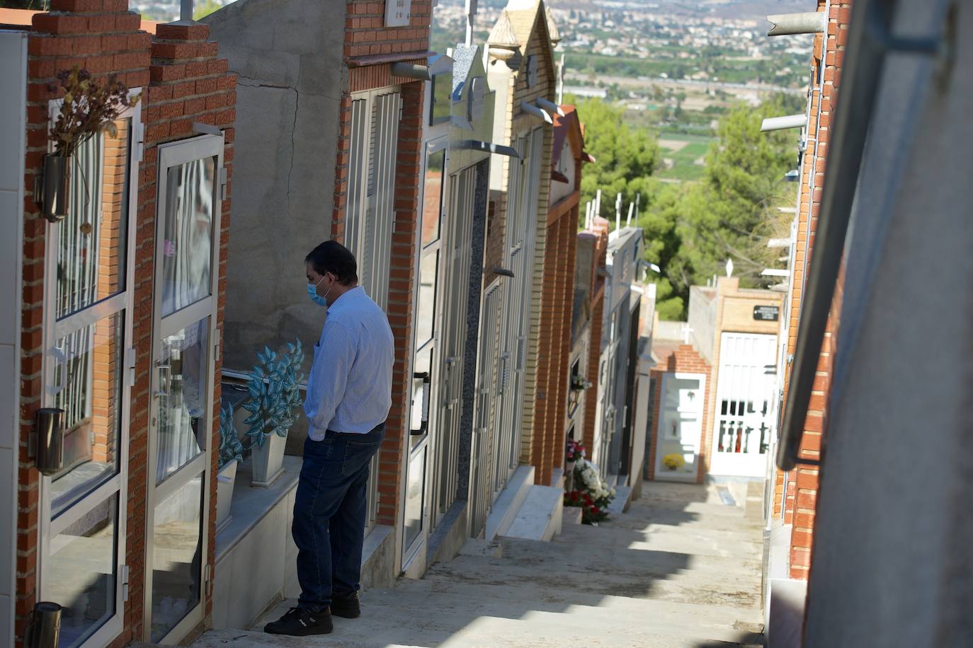 Fotos: Visitas a &#039;cuentagotas&#039; en los cementerios de Murcia