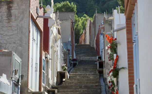 Galería. Escasa afluencia en los cementerios de Beniaján y Torreaguera en el día de Todos los Santos.