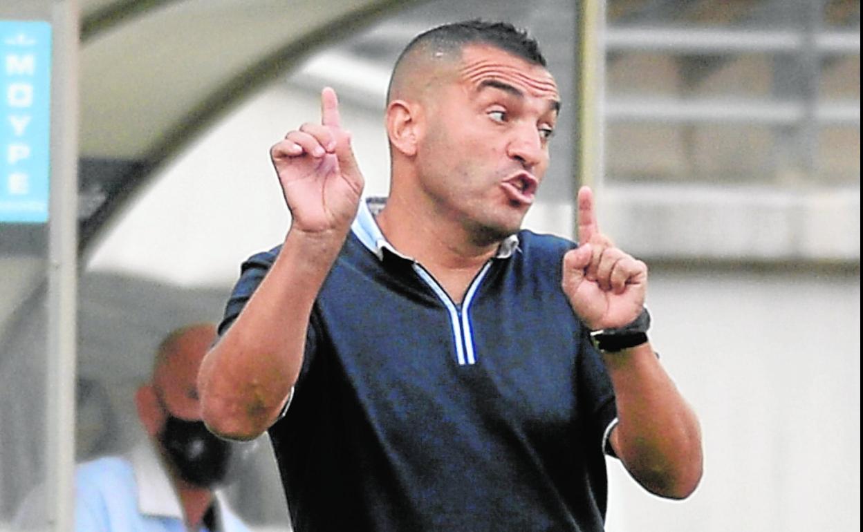 Adrián Hernández, dando instrucciones a sus jugadores en el duelo frente al Puertollano. 