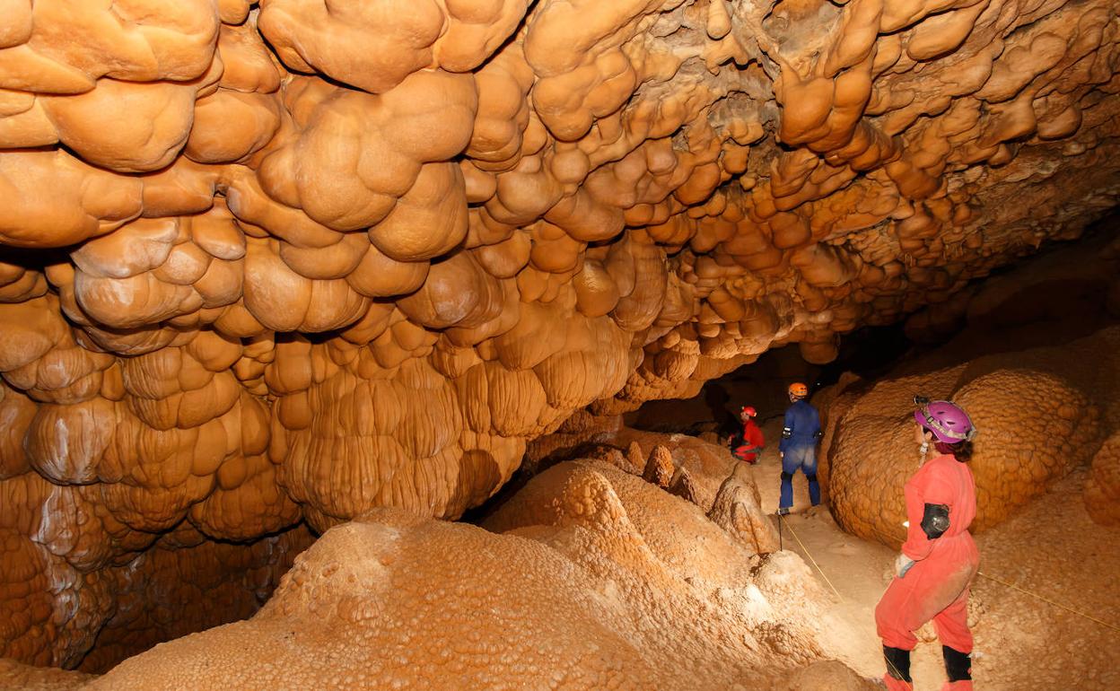 Tres espeleólogos en el interior de la Sima de la Higuera.