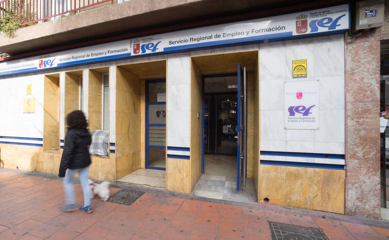 Entrada a la oficina del SEF de Ronda Norte, en Murcia, en una fotografía de archivo.