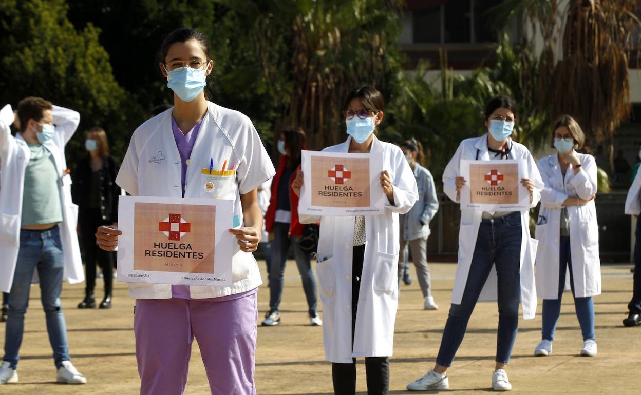 Protesta de los MIR frente a la Arrixaca, el pasado martes. 