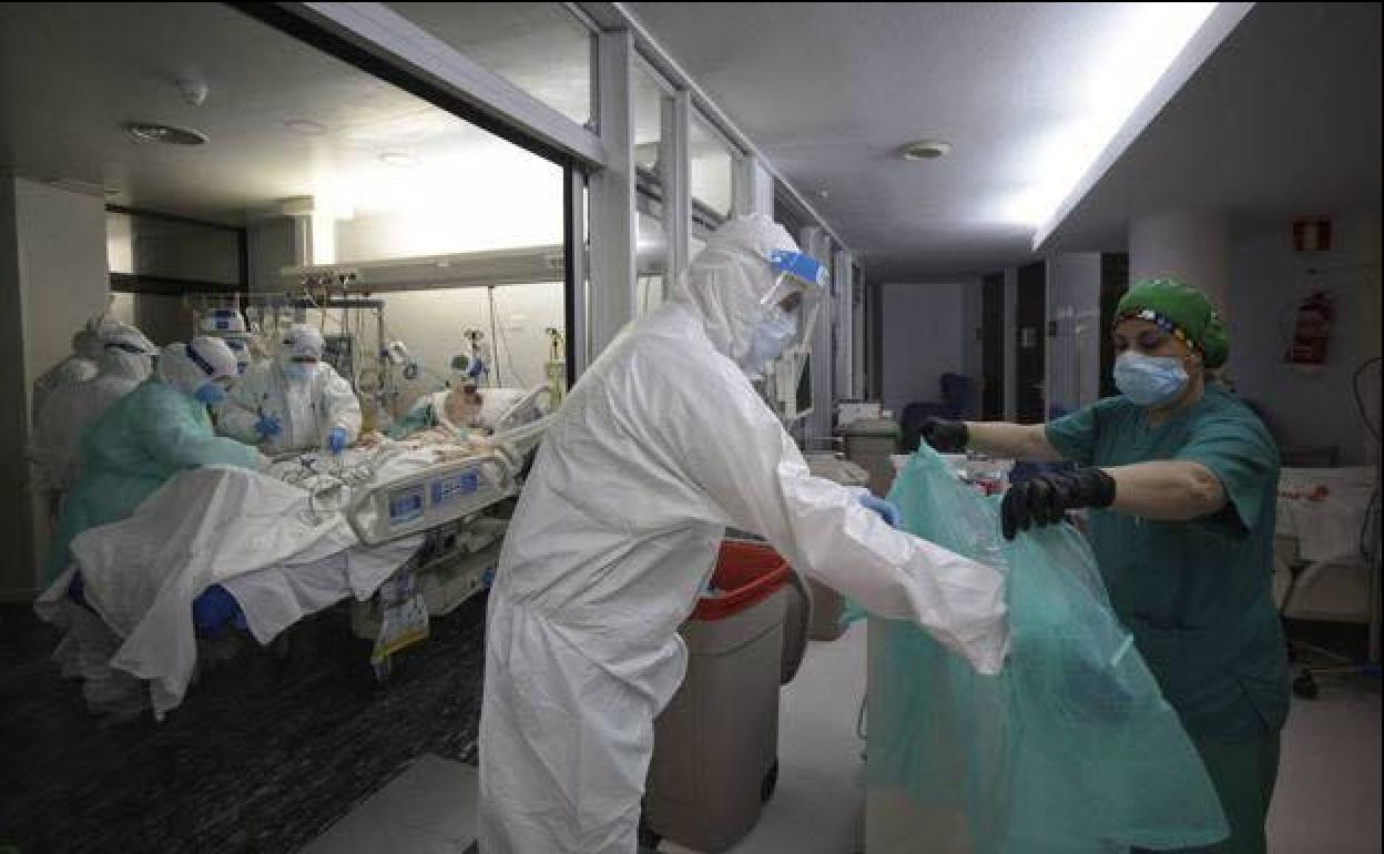 Sanitarios del hospital Morales Meseguer, en una fotografía de archivo.