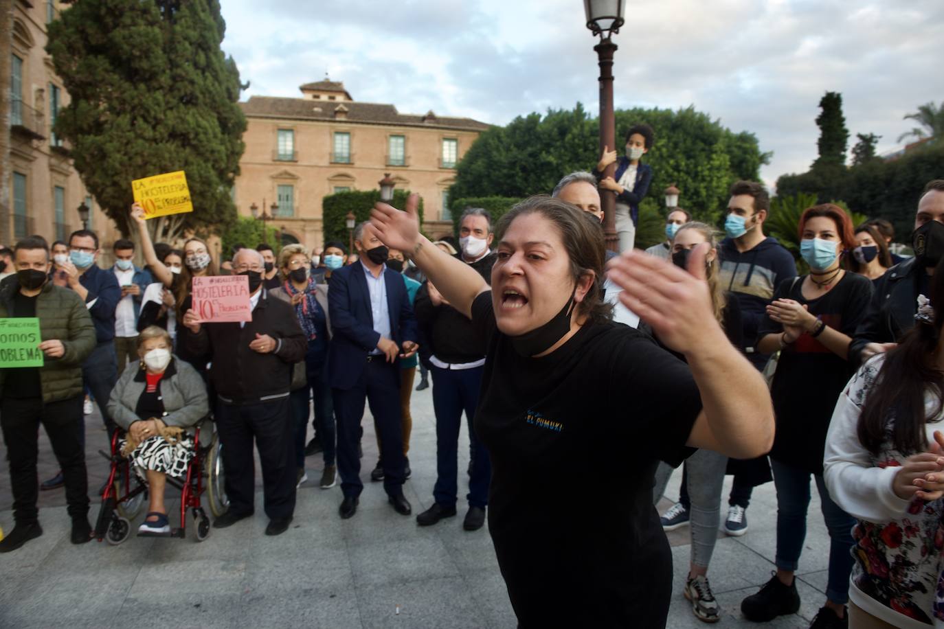 Una hostelera protesta indignada, este miércoles, junto a compañeros del gremio y frente al Ayuntamiento de Murcia.