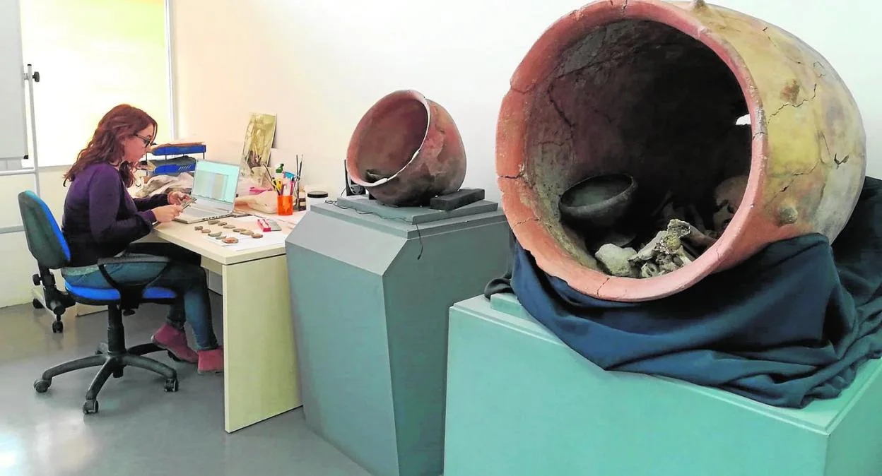 La arqueóloga Eva Celdrán trabaja en las instalaciones que albergan las piezas halladas en La Bastida, ayer. 