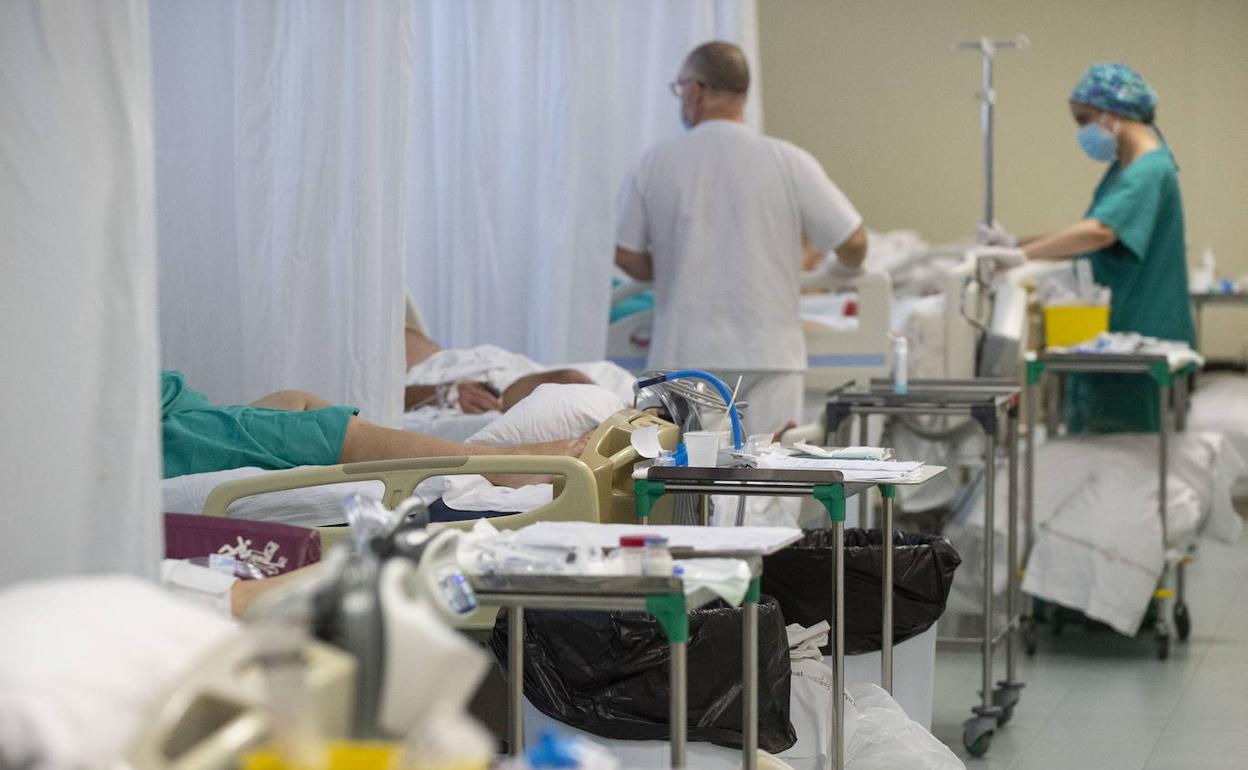 Pacientes en el hospital Reina Sofía, en una fotografía de archivo. 