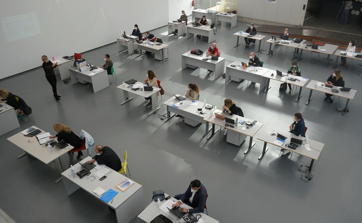 Profesores en el 'call center' en La Conservera.