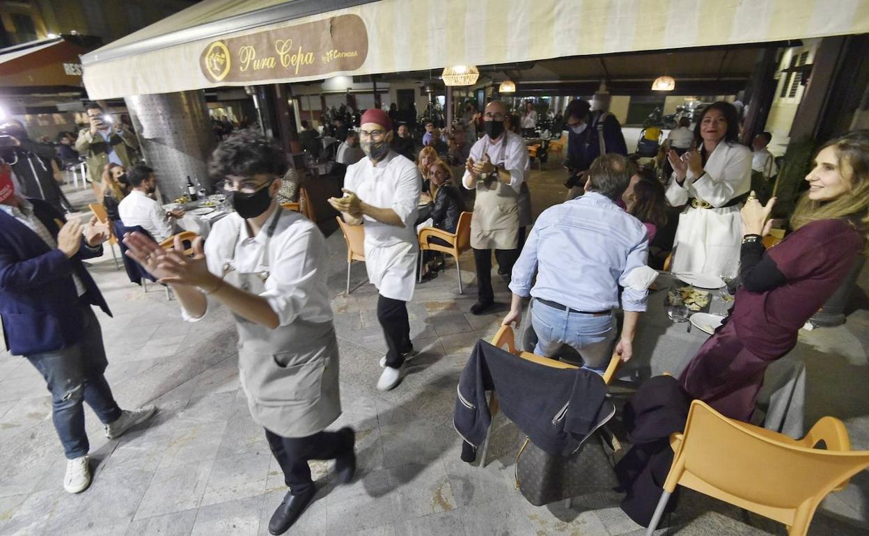 Empleados y clientes del restaurante Pura Cepa, de Murcia, durante el aplauso. 