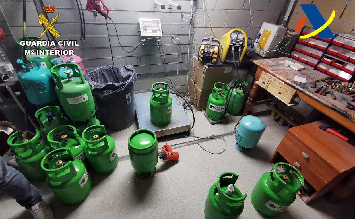 La bombonas almacenadas en la nave de Alhama de Murcia.