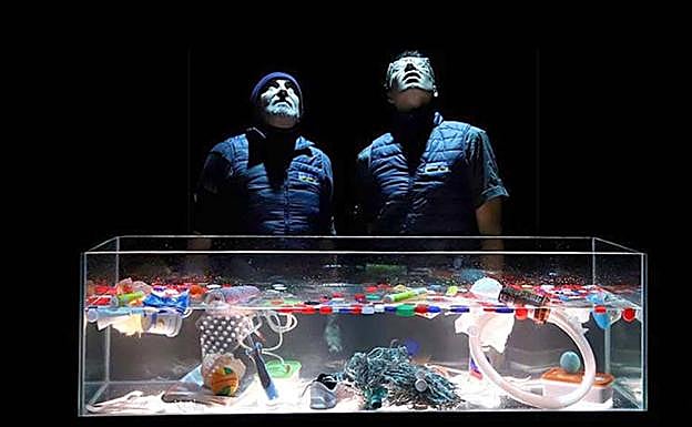 Mediante el teatro de objetos, 'Nautilus', revive las aventuras del capitán Nemo, personaje literario de Julio Verne. 