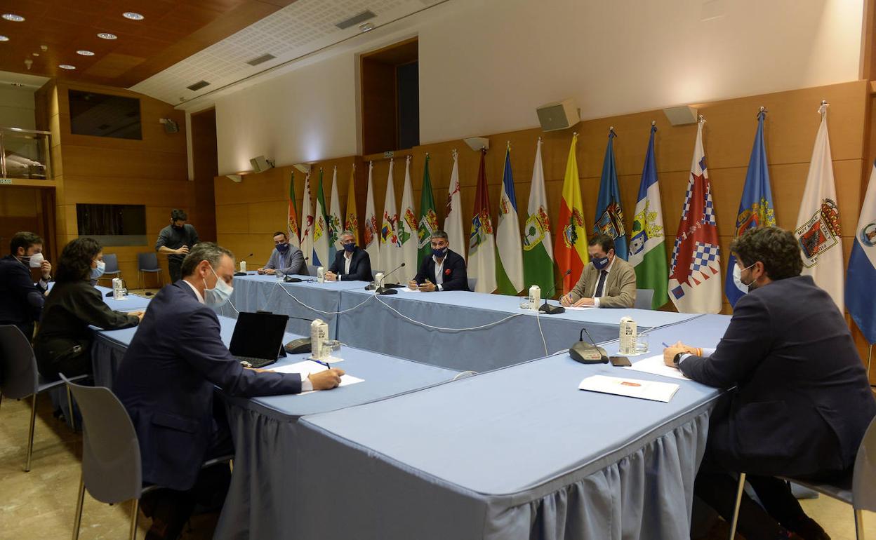 Reunión entre el Gobierno regional y representantes de Hostemur y Croem el pasado jueves. 