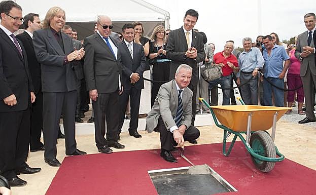 Valcárcel pone la primera piedra de Paramount Park, en 2012.