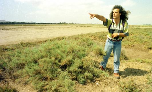 Pedro García en el saladar de Lo Poyo, en 1996.