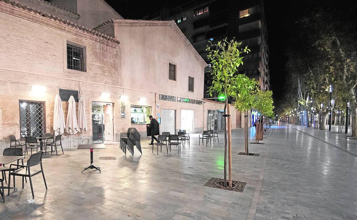 Paseo de Alfonso X El Sabio de Murcia en la primera noche del confinamiento nocturno.