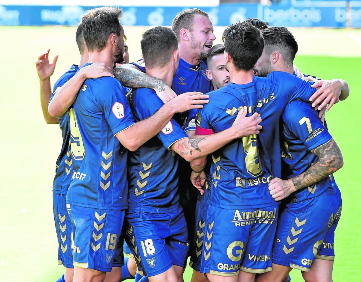 Los jugadores del UCAM festejan el gol de la victoria ante el Linares. 