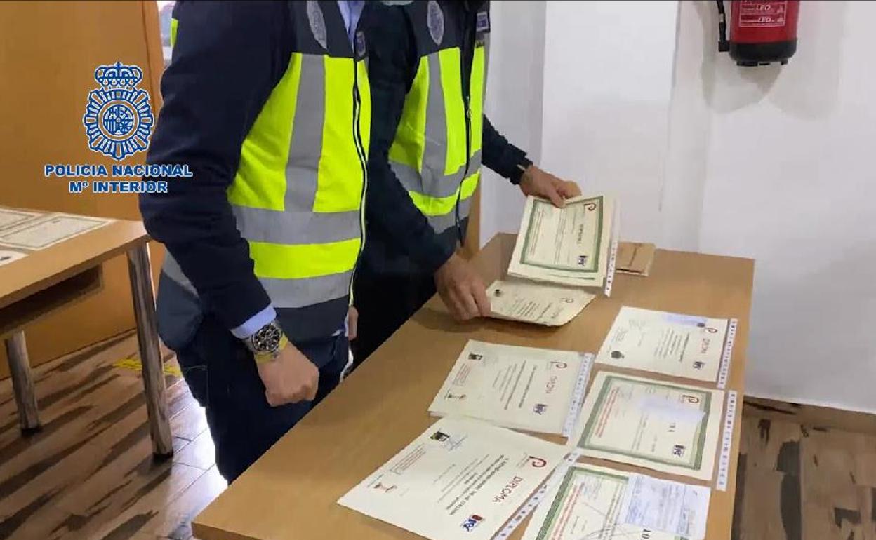 Títulos sin validez intervenidos por la Policía Nacional. 