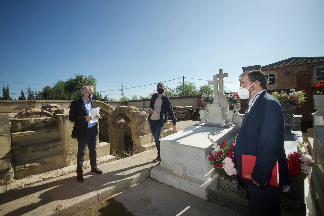 Fotos: Presentación de la guia &#039;Otros murcianos. Huella de la europeizacion&#039; en el cementerio Nuetro Padre Jesus de Murcia