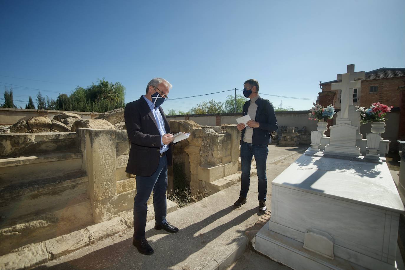 Fotos: Presentación de la guia &#039;Otros murcianos. Huella de la europeizacion&#039; en el cementerio Nuetro Padre Jesus de Murcia