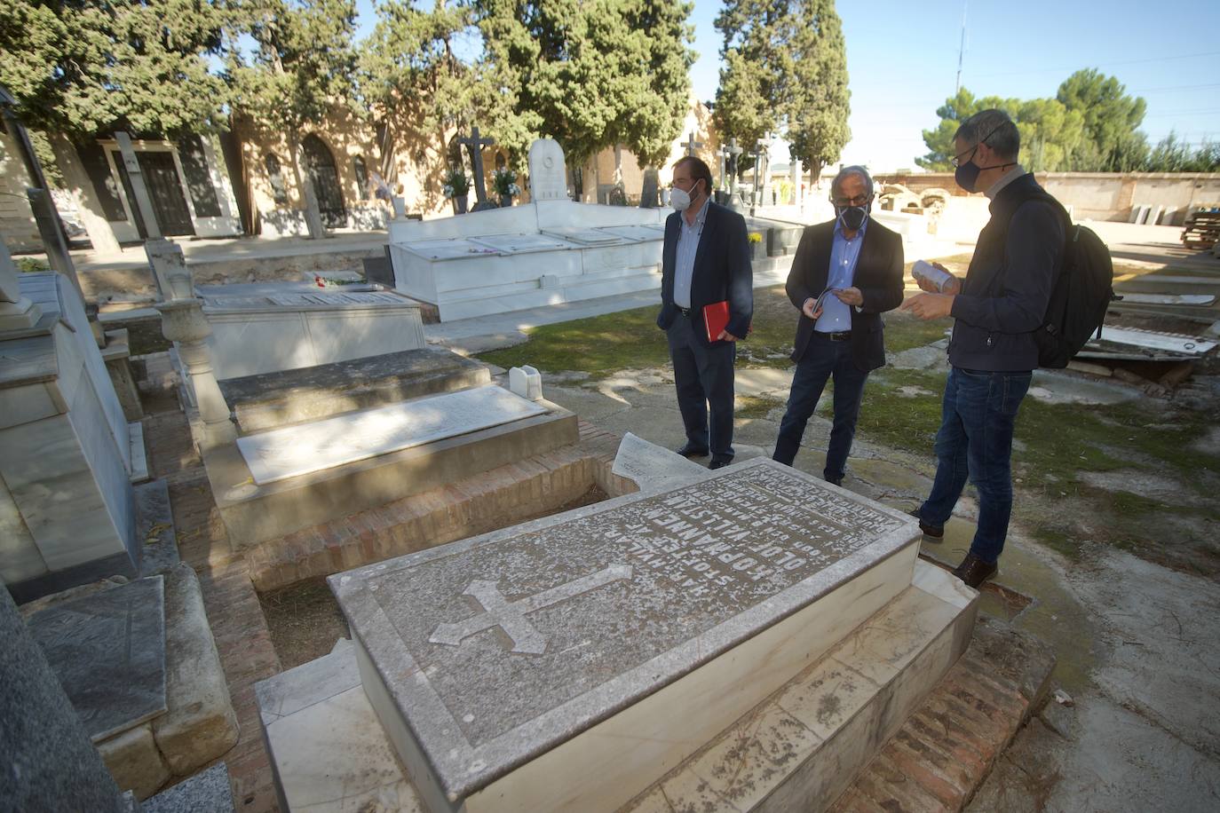 Fotos: Presentación de la guia &#039;Otros murcianos. Huella de la europeizacion&#039; en el cementerio Nuetro Padre Jesus de Murcia