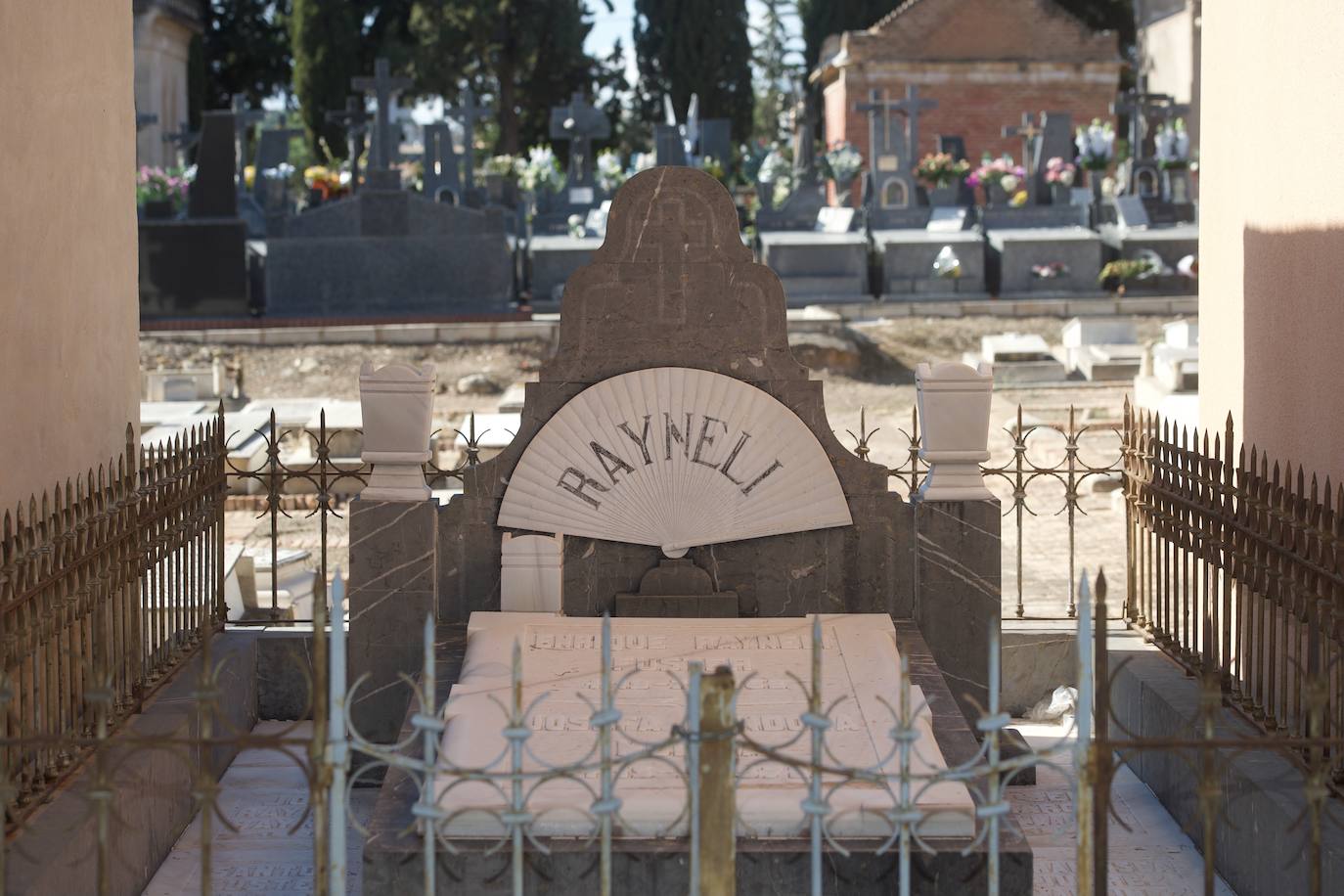 Fotos: Presentación de la guia &#039;Otros murcianos. Huella de la europeizacion&#039; en el cementerio Nuetro Padre Jesus de Murcia