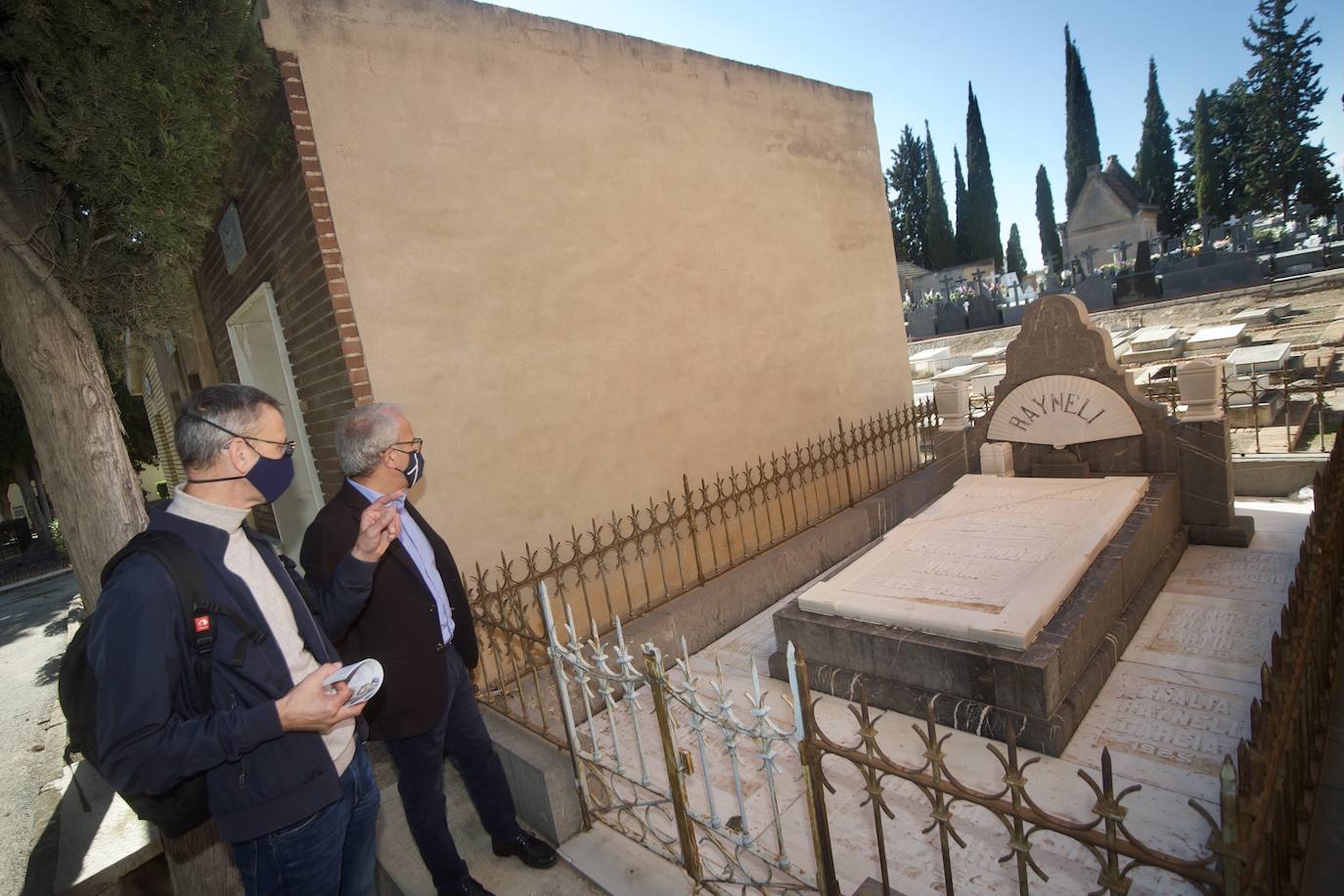 Fotos: Presentación de la guia &#039;Otros murcianos. Huella de la europeizacion&#039; en el cementerio Nuetro Padre Jesus de Murcia