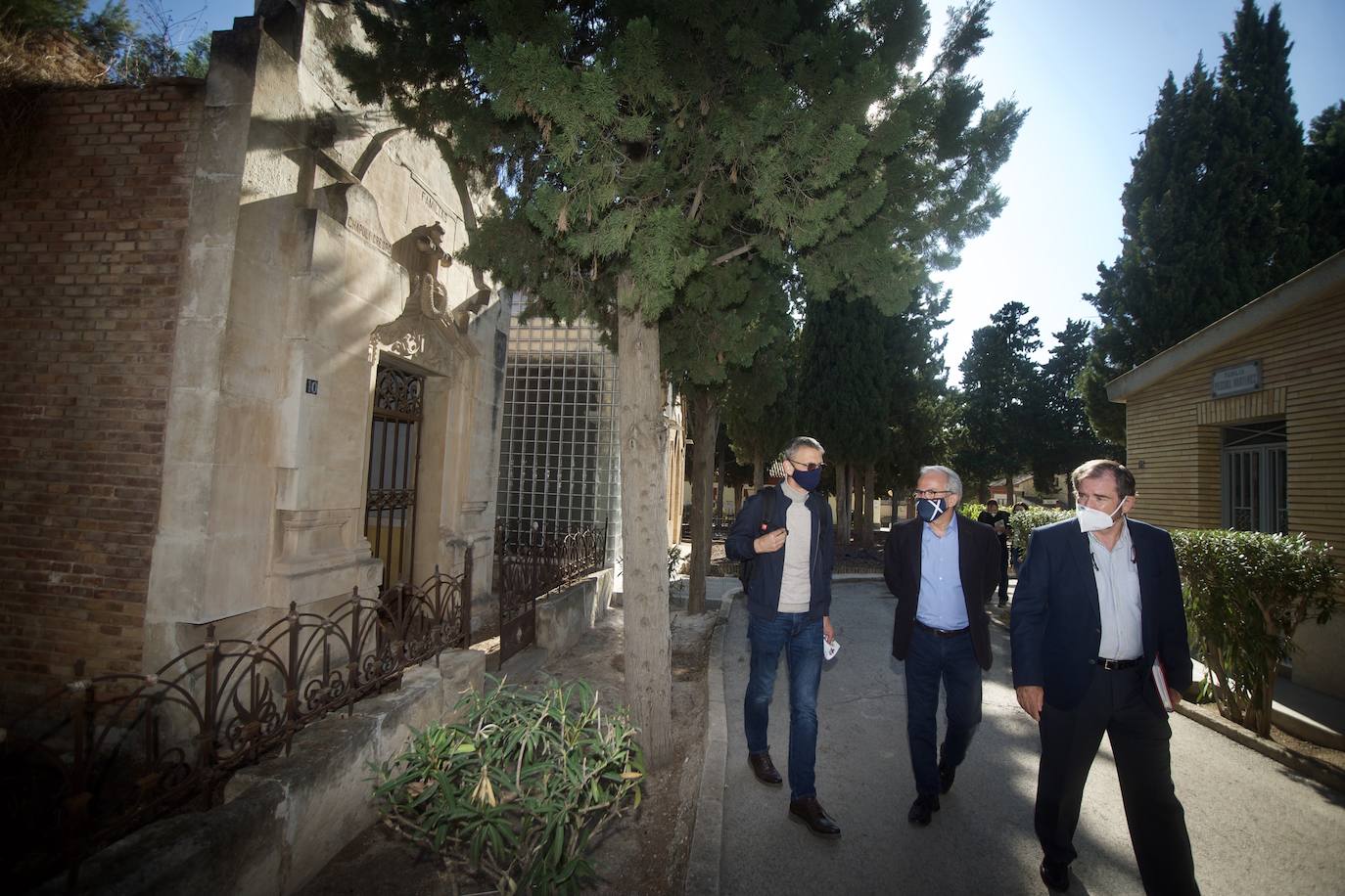 Fotos: Presentación de la guia &#039;Otros murcianos. Huella de la europeizacion&#039; en el cementerio Nuetro Padre Jesus de Murcia