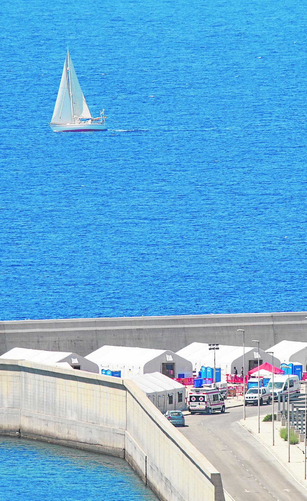 Carpas de Cruz Roja en el puertode Cartagena. 