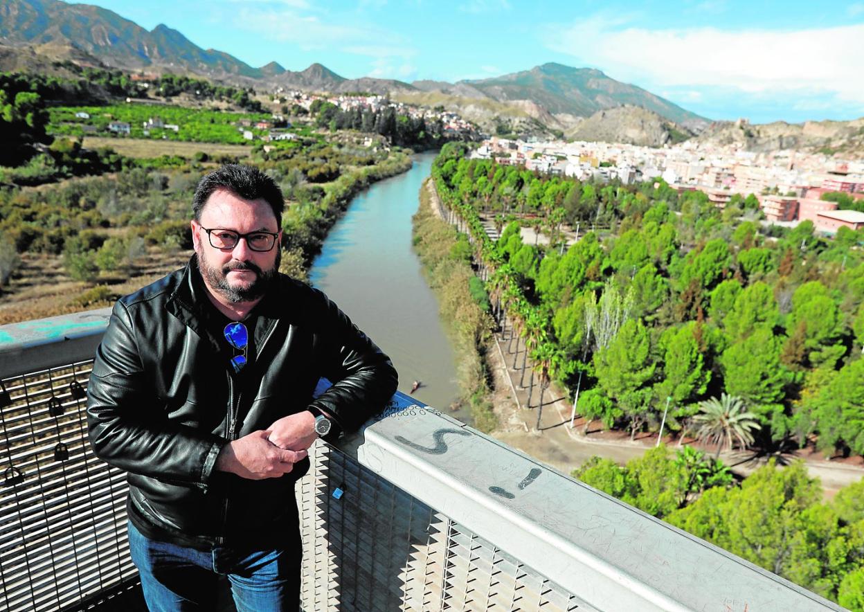 El profesor de la UMU José Molina, en el mirador del Alto de Bayna, en Blanca. 