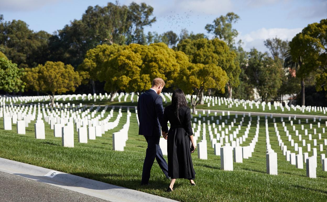 Los Duques visitan el Cementerio Nacional de Los Ángeles 