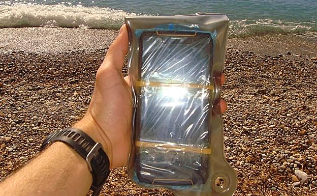 Móvil en el interior de una bolsa estanca empleado en la investigación de Pedro Escudero para guardar coordenadas GPS de alta precisión del fondo marino. 
