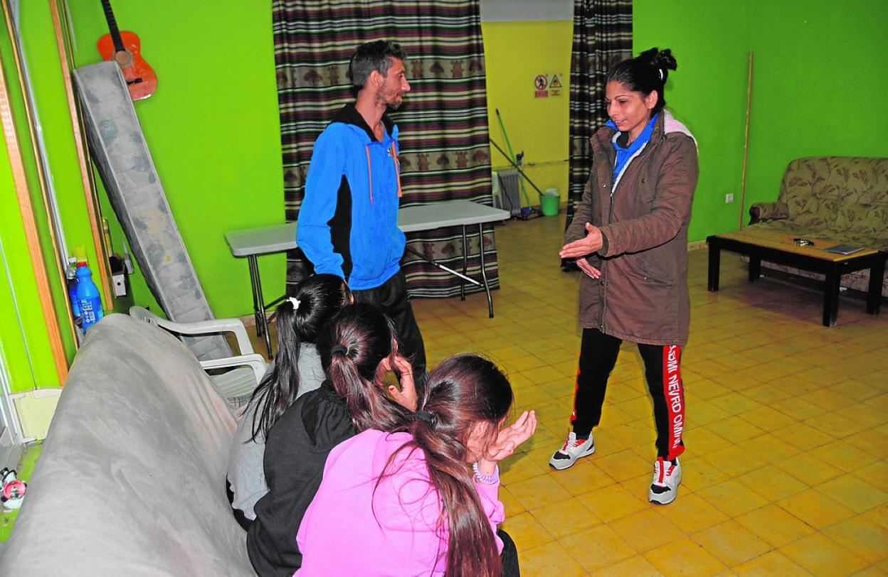 Juan y Remedios hablan con sus tres hijas en el albergue del Maripinar, ayer por la tarde. 