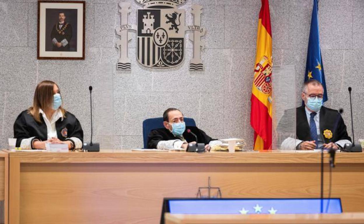 El magistrado Alfonso Guevara (centro) durante el juicio contra tres acusados por los atentados de las Ramblas.