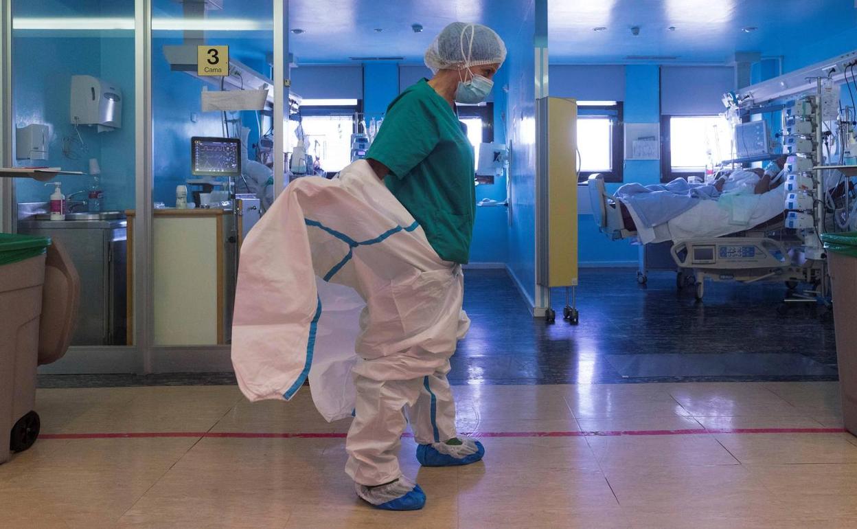 Un sanitario se prepara para atender en fermos de Covid en el hospital Morales Meseguer.