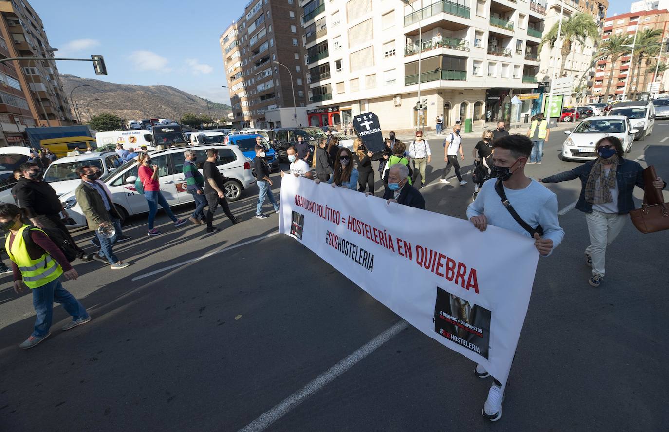 Fotos: Manifestación de hosteleros por las calles de Cartagena hasta la Asamblea Regional
