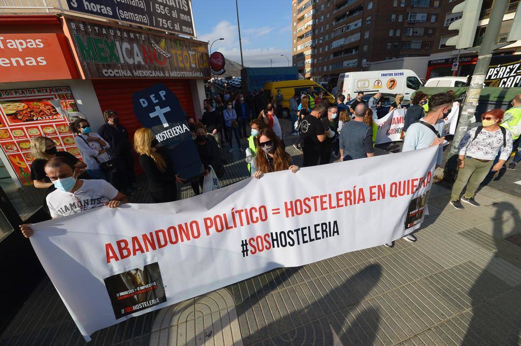 Hosteleros de Cartagena, durante la manifestación de este lunes.