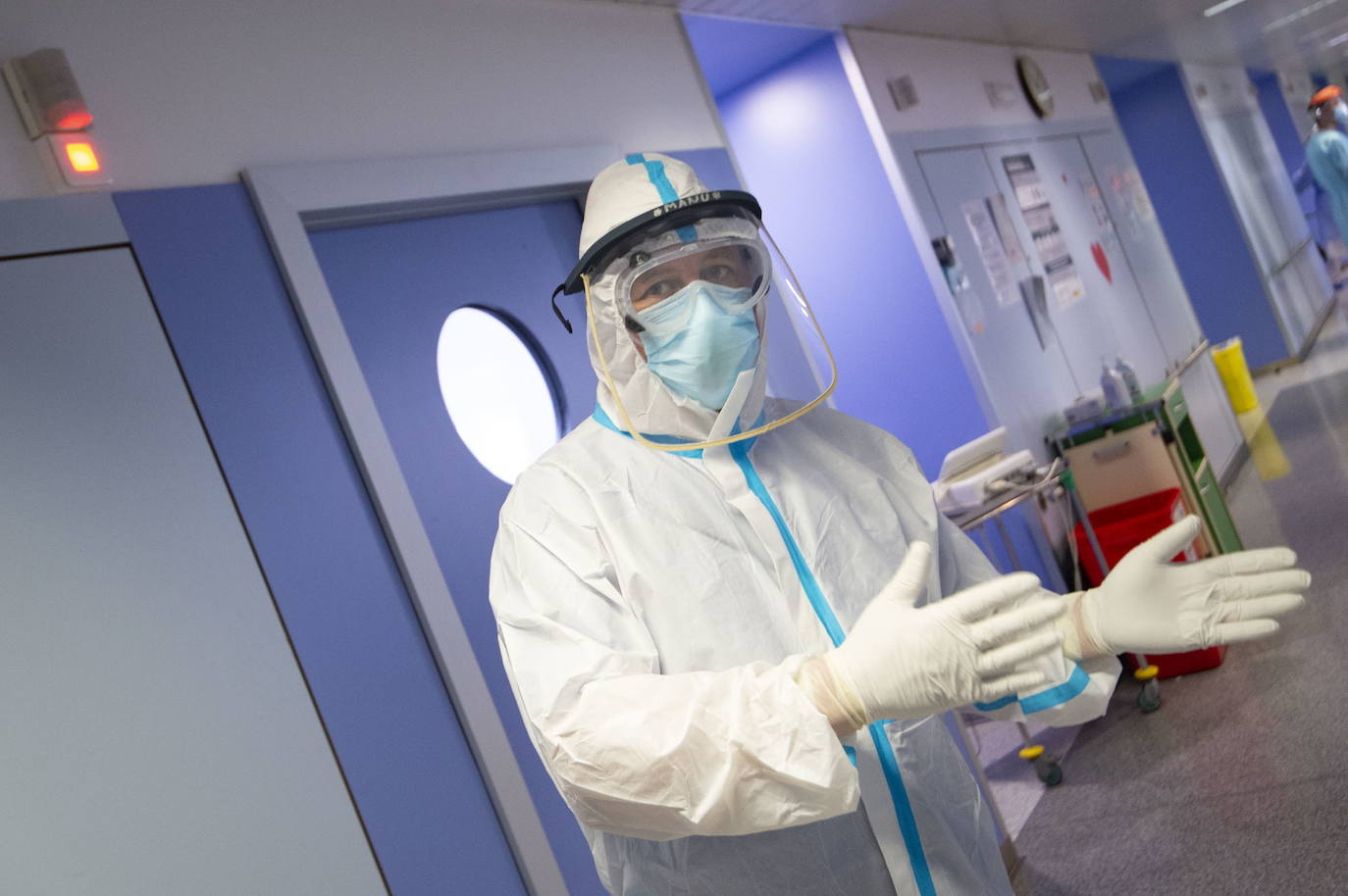 Un sanitario del Reina Sofía, en una imagen de archivo.